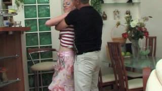 Взял рком русскую телку в белых чулках