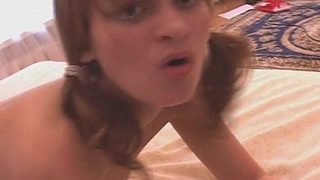 Большеглазая сука старательно сосет член партнера