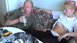 Пьяный папаша лижет бритую пизду довольной Светы