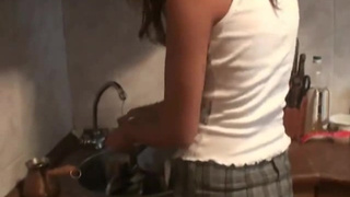 Частное видео секса двух русских красавиц лесбиянок на кухне