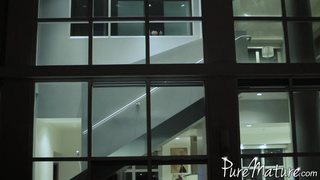 Шикарная мамочка приседает на члене нового ухажера