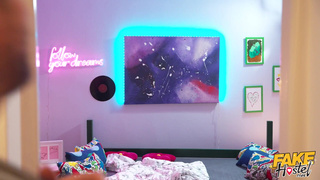 Секс в хостеле в компании девиц Gina Snow и Julia Maze, мега горячий ЖМЖ