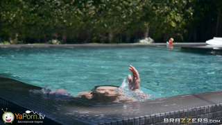 Домработница переспала с хозяином дома одев нижнее бельё его жены